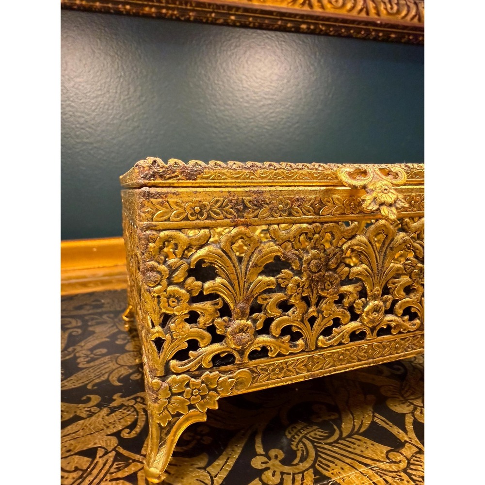 Vintage Gold Filigree Jewelry Casket with Glass Lid & Velvet Interior - Picture 15 of 17